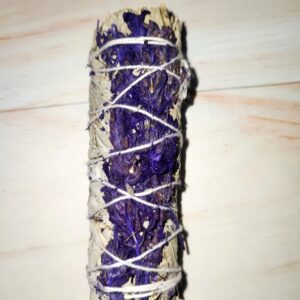 Un atadito de salvia blanca californiana con lavanda seca, atado con un hilo blanco